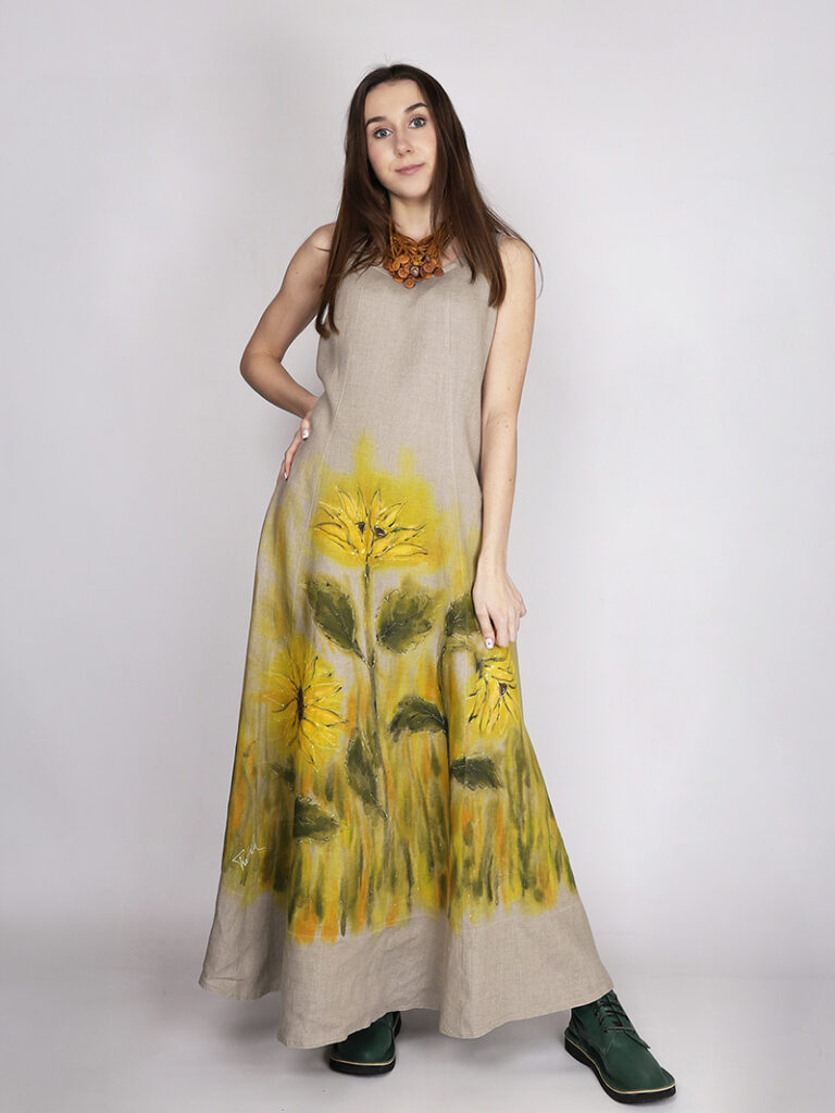 Sukienka lniana na ramiączkach maxi ozdobiona ręcznie malowanymi słonecznikami