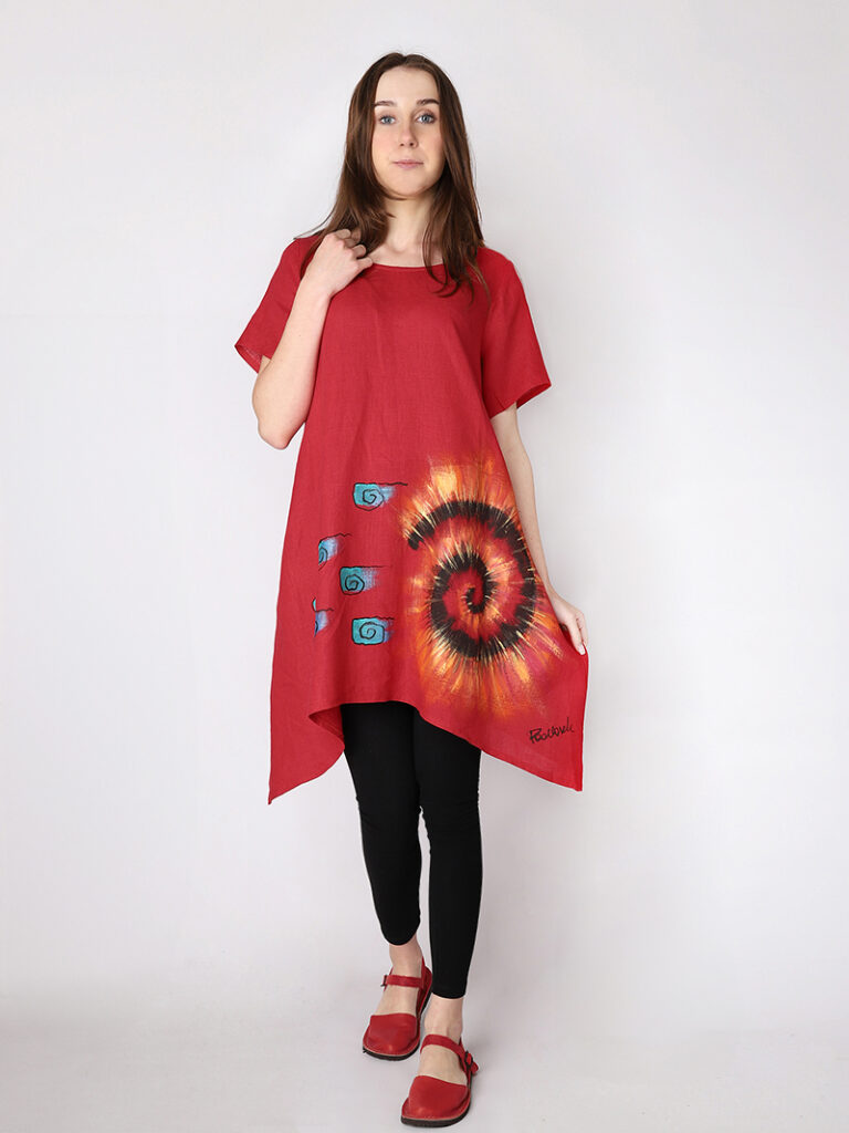 Oversizowa bluzka lniana z krótkim rękawem ozdobiona ręcznie malowanymi wzorami