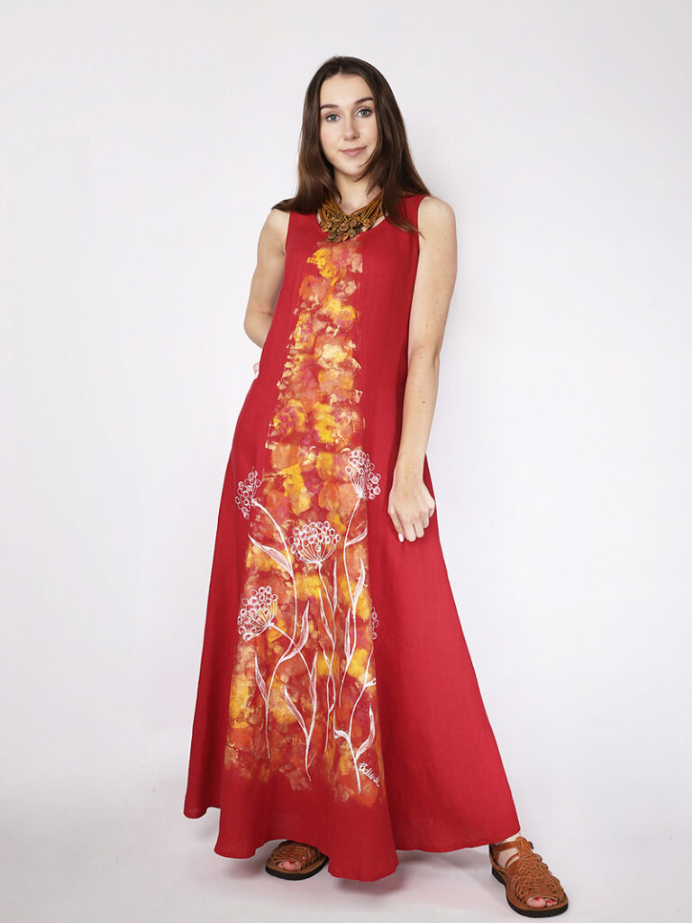 Lniana, długa sukienka na ramiączkach w kolorze czerwonym, w ręcznie malowane kwiaty.