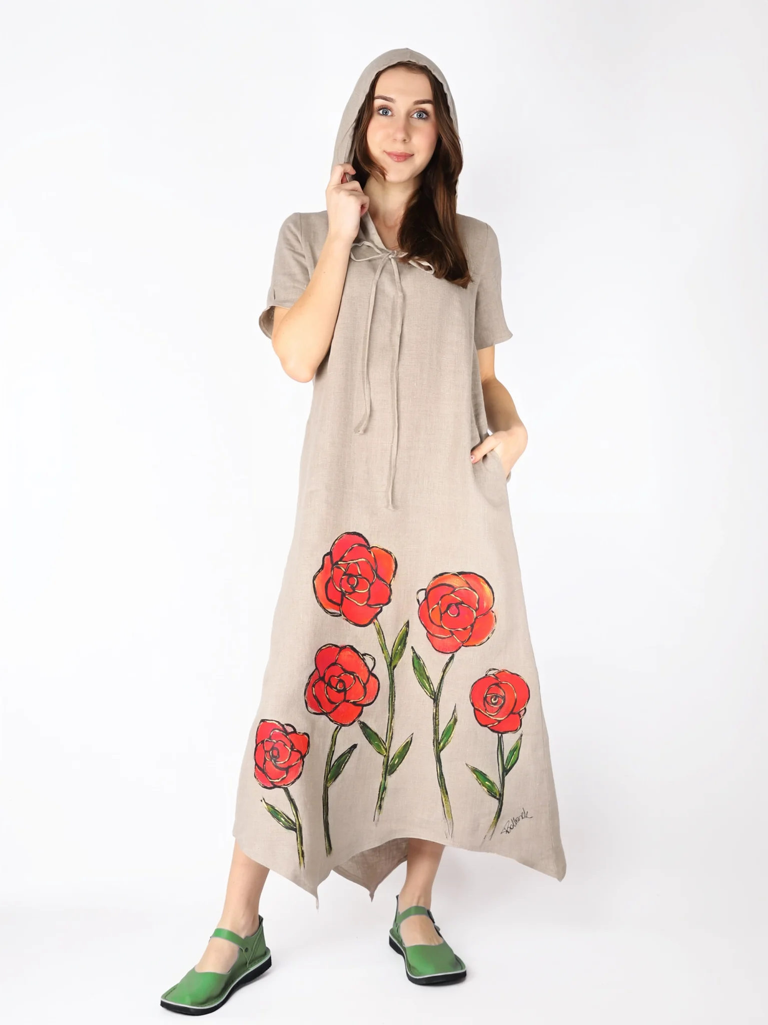 Lniana sukienka z kapturem i asymetrycznym spodem, w kolorze naturalnego lnu, malowana ręcznie w kwiaty.