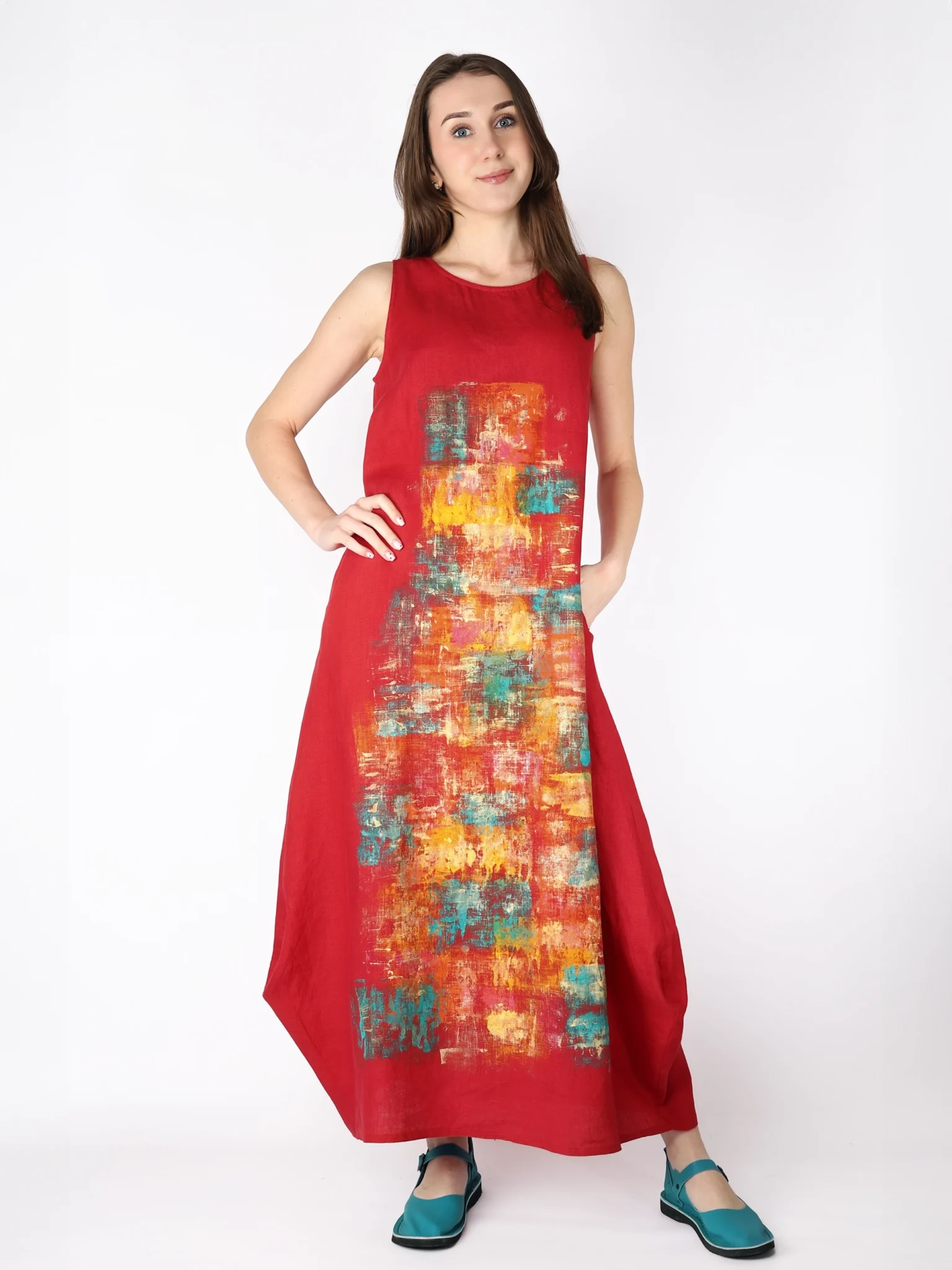 Czerwona, lniana sukienka bombka maxi na grubszych ramiączkach, ręcznie malowana.