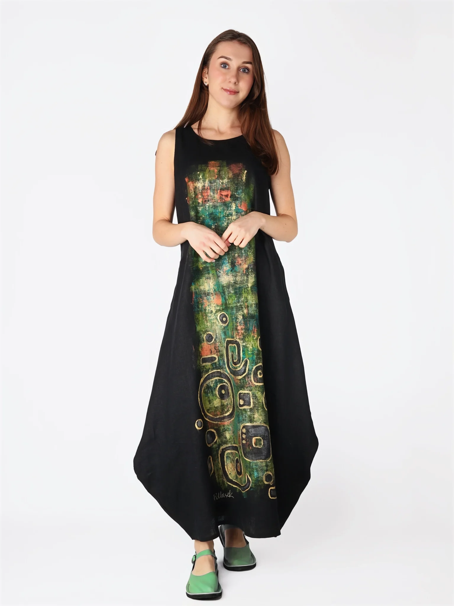Malowana ręcznie lniana sukienka bombka maxi w kolorze czarnym, na ramiączkach.