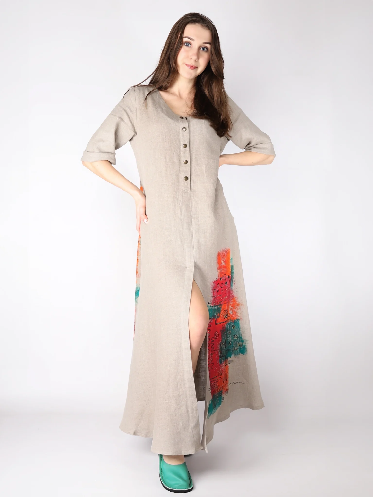 Lniana sukienka maxi z rozpinanym na guziki dekoltem, w kolorze naturalnego lnu, malowana ręcznie.